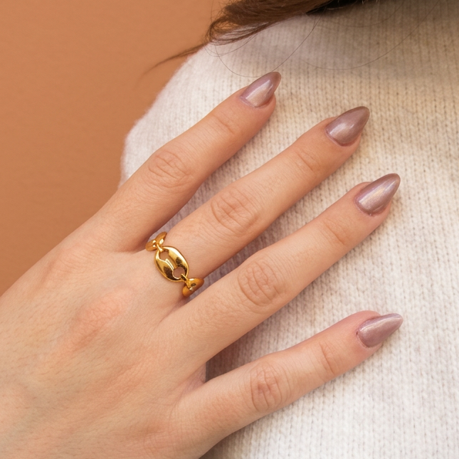Bague dorée, retouche naturelle