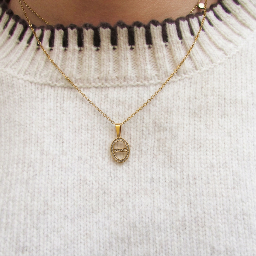 Gros plan du collier, retouche en cours